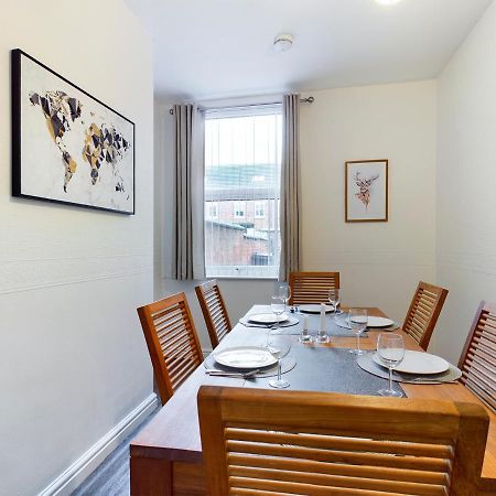 Cheerful 3 Bedroom Home With Free Parking And Wifi チェスター エクステリア 写真