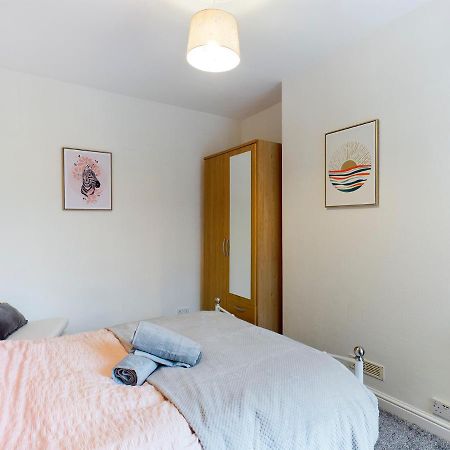 Cheerful 3 Bedroom Home With Free Parking And Wifi チェスター エクステリア 写真