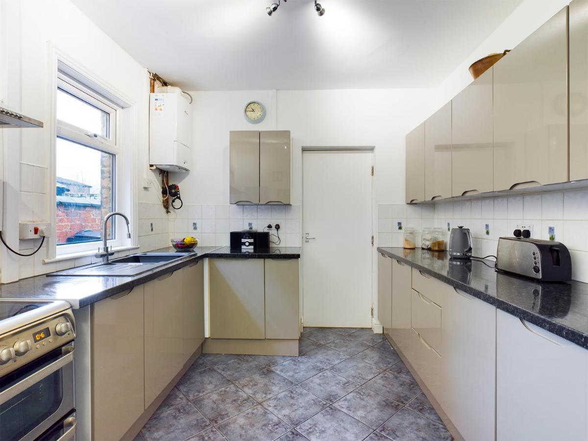 Cheerful 3 Bedroom Home With Free Parking And Wifi チェスター エクステリア 写真