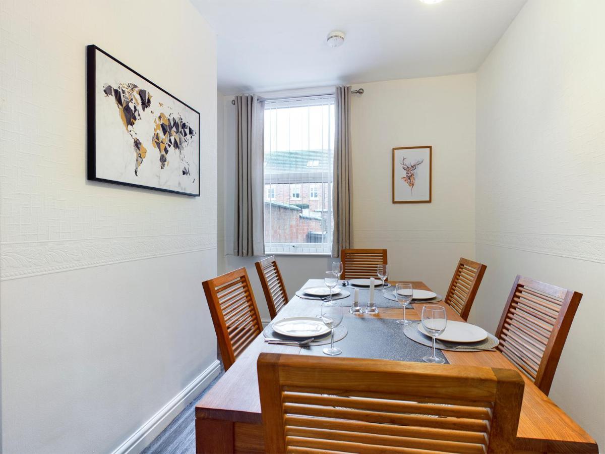 Cheerful 3 Bedroom Home With Free Parking And Wifi チェスター エクステリア 写真