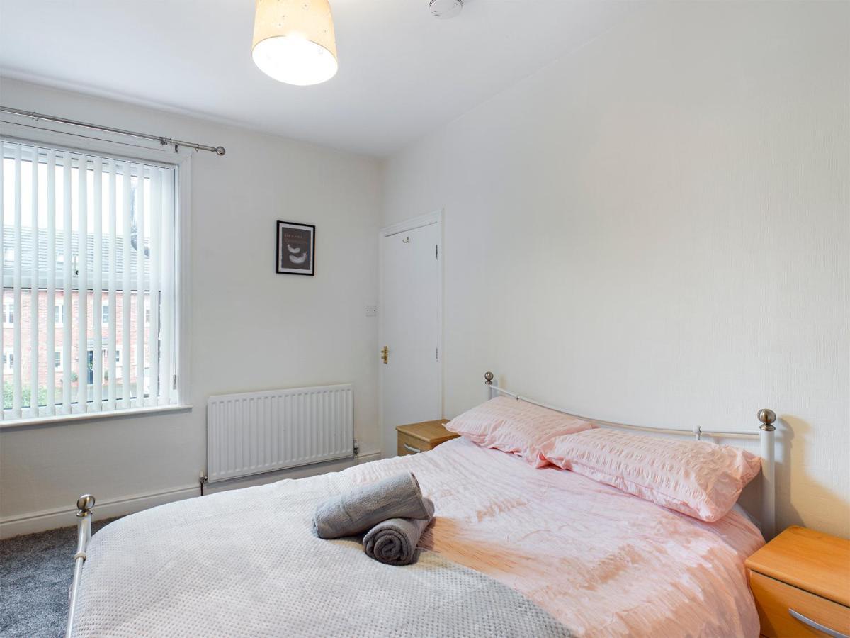Cheerful 3 Bedroom Home With Free Parking And Wifi チェスター エクステリア 写真
