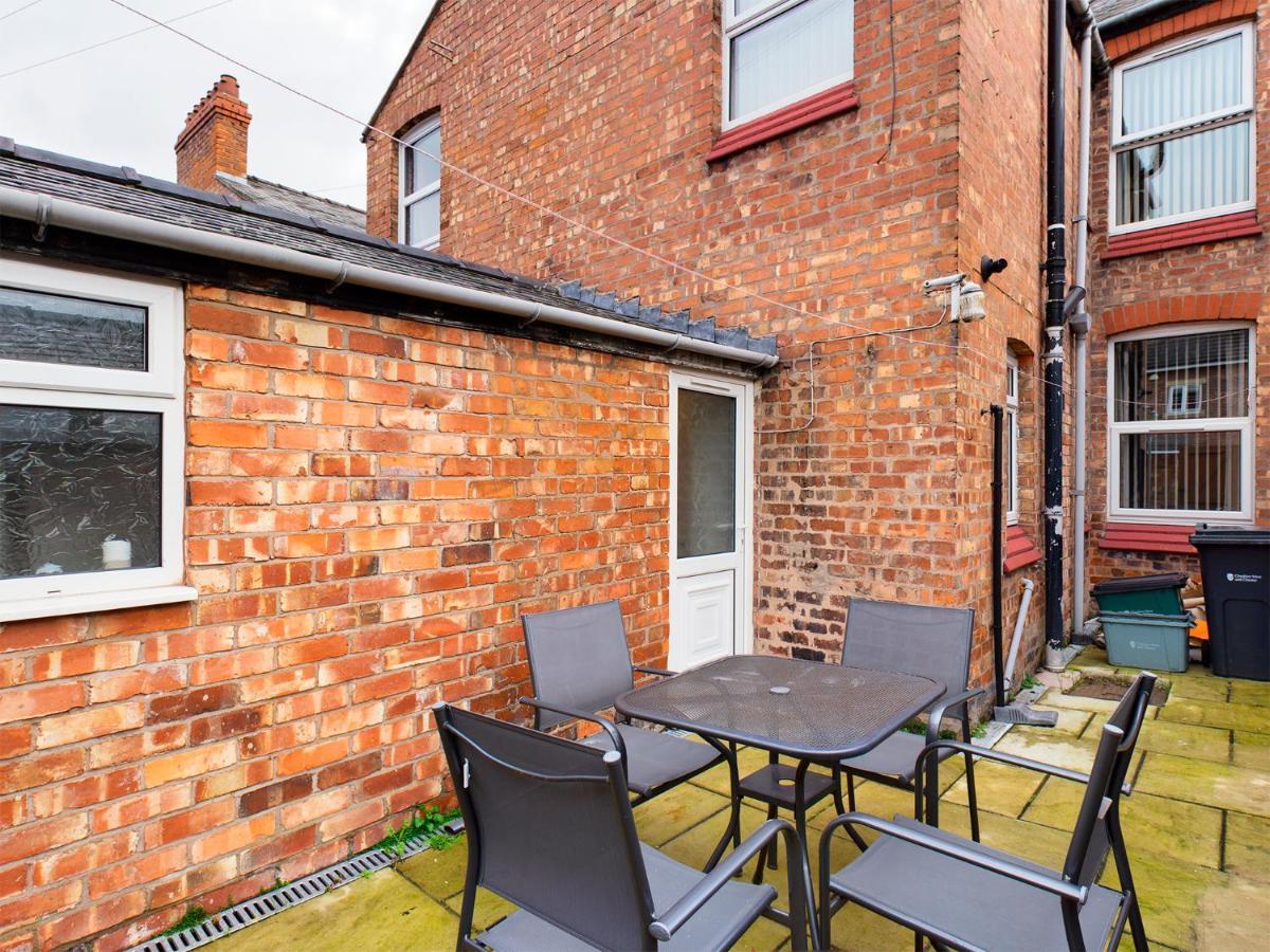 Cheerful 3 Bedroom Home With Free Parking And Wifi チェスター エクステリア 写真